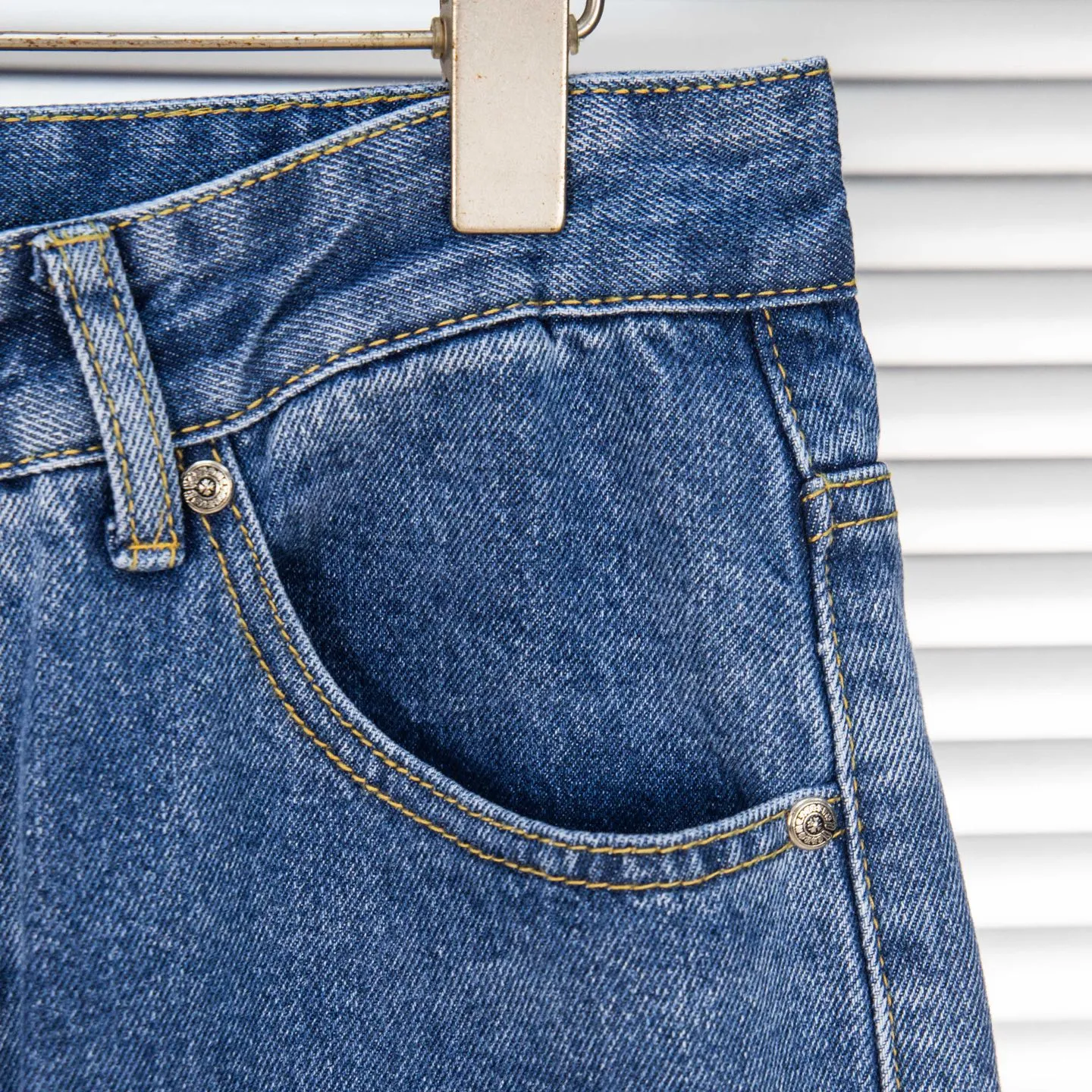 P260 Chrome Hearts light blue pants, Sanskrit blue and white patchwork leather jeans. CH jeans need to be washed and then disassembled and hand-stitched with sheepskin cross leather and then spliced ​​together. The whole piece has too many craftsmanship to explain. The patchwork cross pattern is embellished, and the high-waisted washed jeans! ! Absolutely high-end luxury products, god-level single products and super popular products, made with top heavy industry, a must-see magic weapon. Customized hardware. The fabric is thick and soft after washing. It has good breathability. Customized small leather label. Unique design. The details are simple and elegant, and the workmanship is exquisite. The entire trousers are neatly routed and the details are in place! It’s so cool that both men and women can easily control the genderless trend! Style number: 1805# Color: blue Size: 28 30 32 34